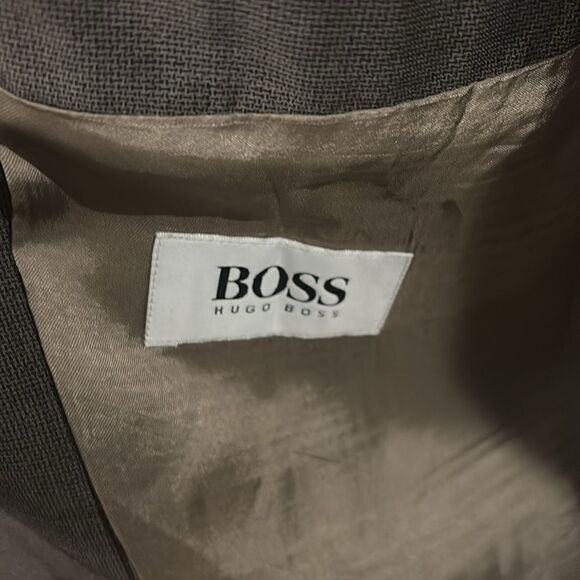 Hugo Boss Gray/Beige knit suit. - Picture 2 of 12